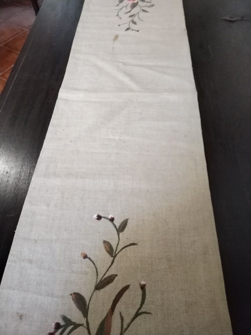 Caminho de mesa pintado