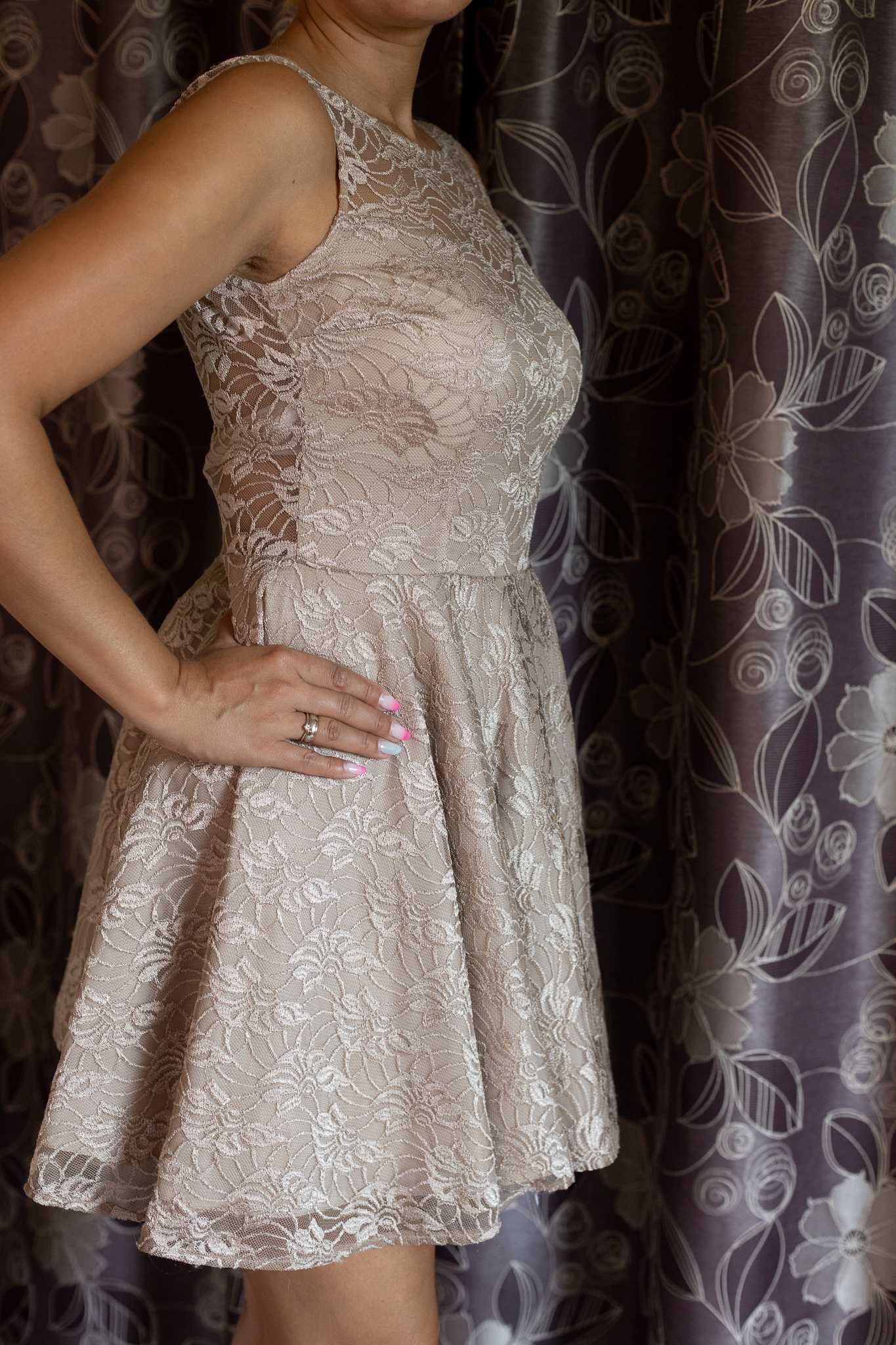 sukienka na wesele koronkowa rozkloszowana odkryte plecy studniówka
