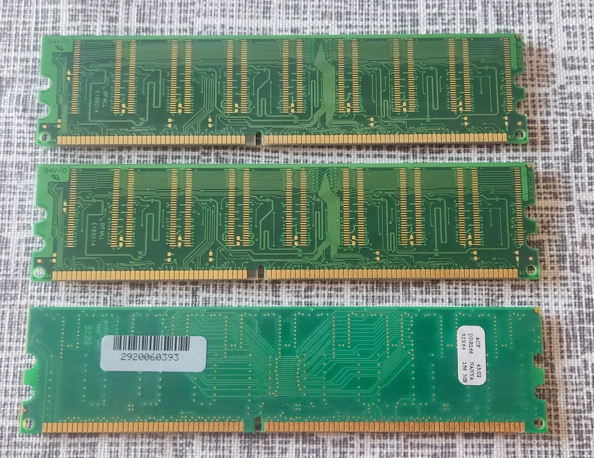 Memórias RAM (256Mb + 512Mb + 512Mb)