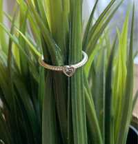 Srebrny pierścionek Pandora z cyrkonią.