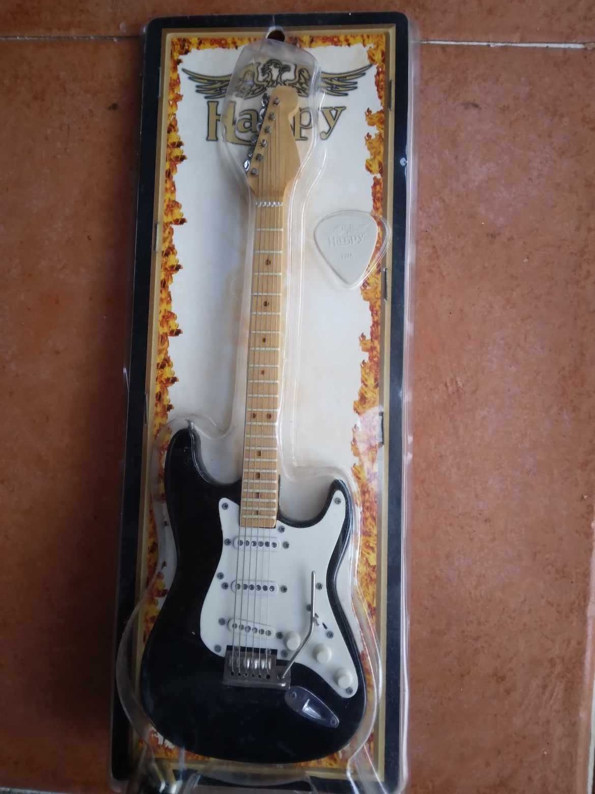 Miniatura Replica Guitarra Strato Escala de 1:4