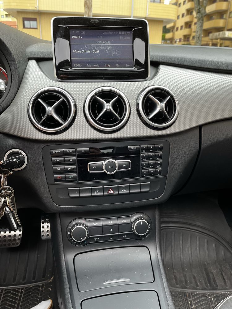 Mercedes Benz B180d Automatica com pack AMG c/ Teto de abrir