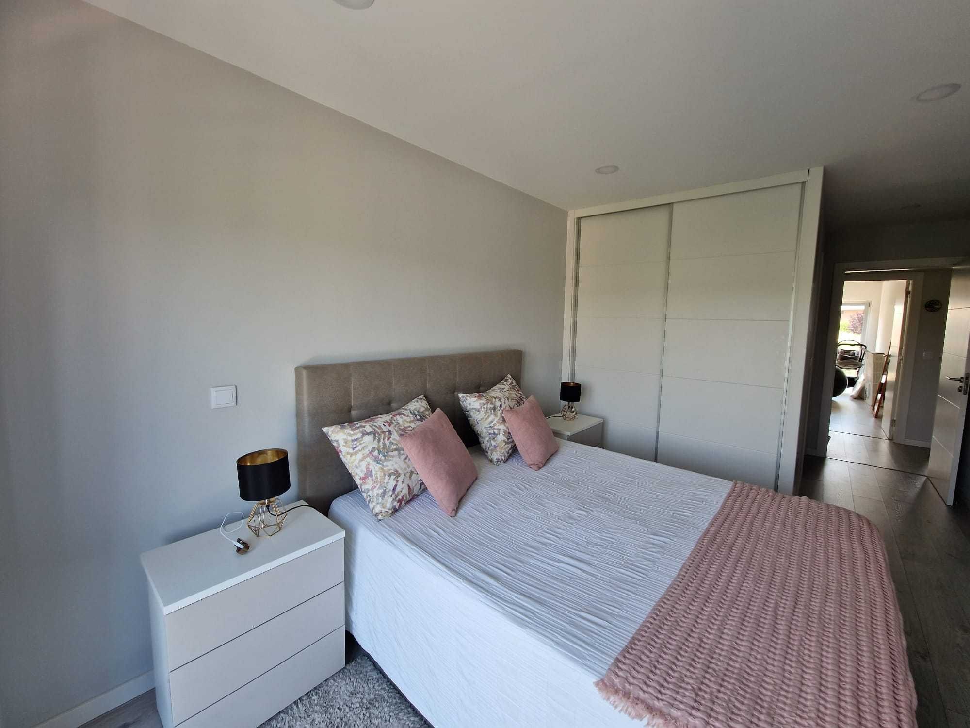 Cama de casal cor grey