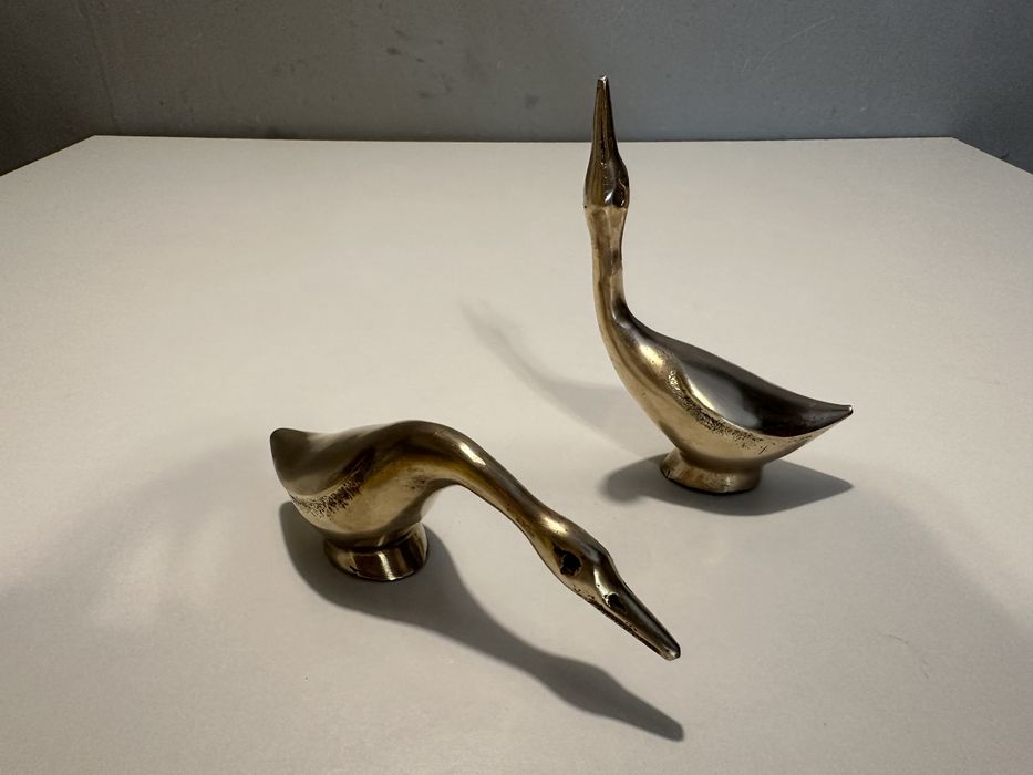 Escultura de dois gansos em latão.