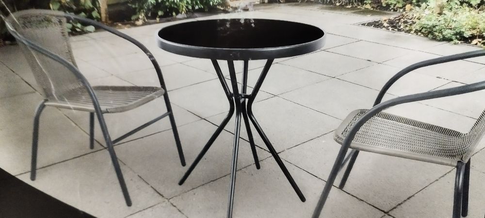 Mesa em ferro cinza e vidro temperado