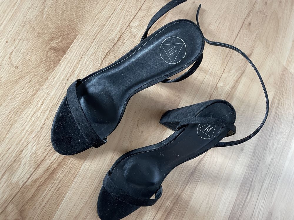 Buty na obcasie paski