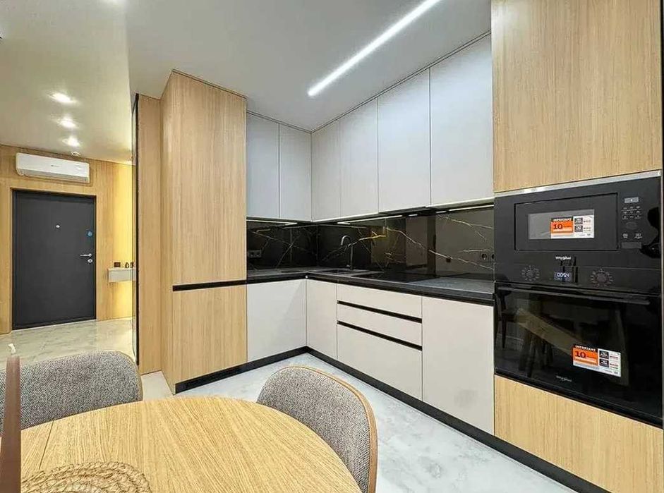 Сучасна однокімнатна поруч міського озера