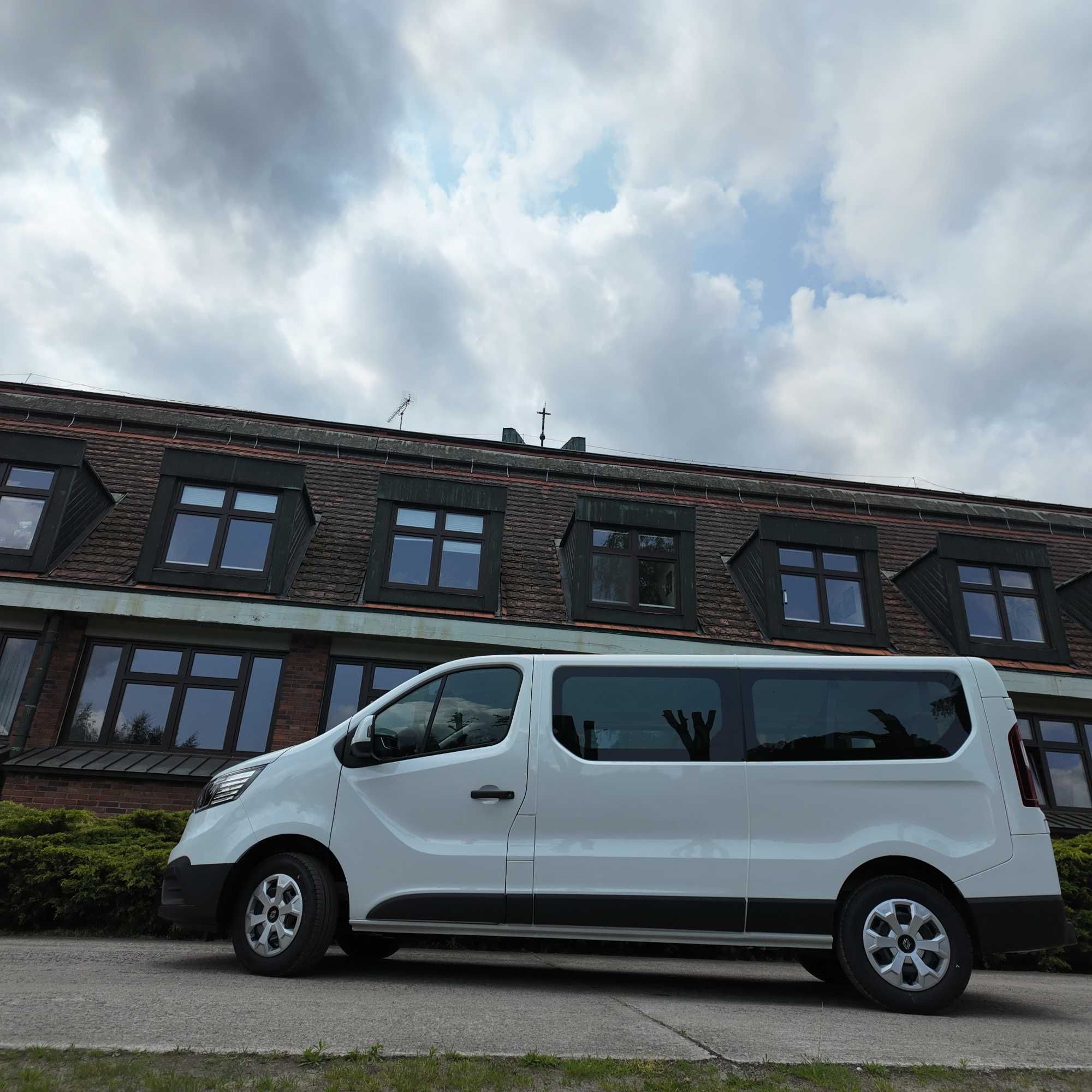 Wynajem busa 7,8,9 osobowego wypożyczalnia aut Renault Trafic