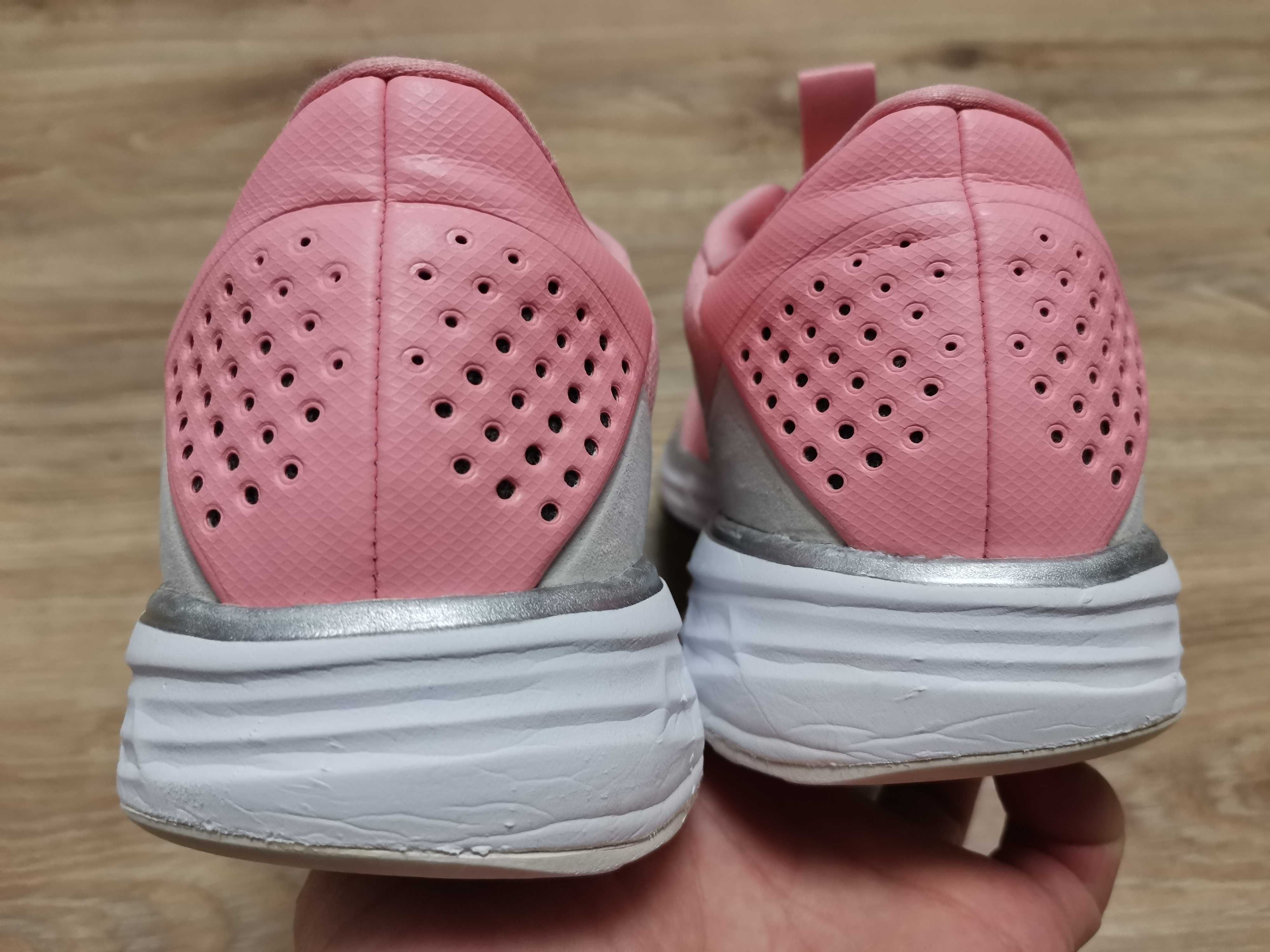Продам кросівки Adidas Sepatu Running SL20 42 розміру.