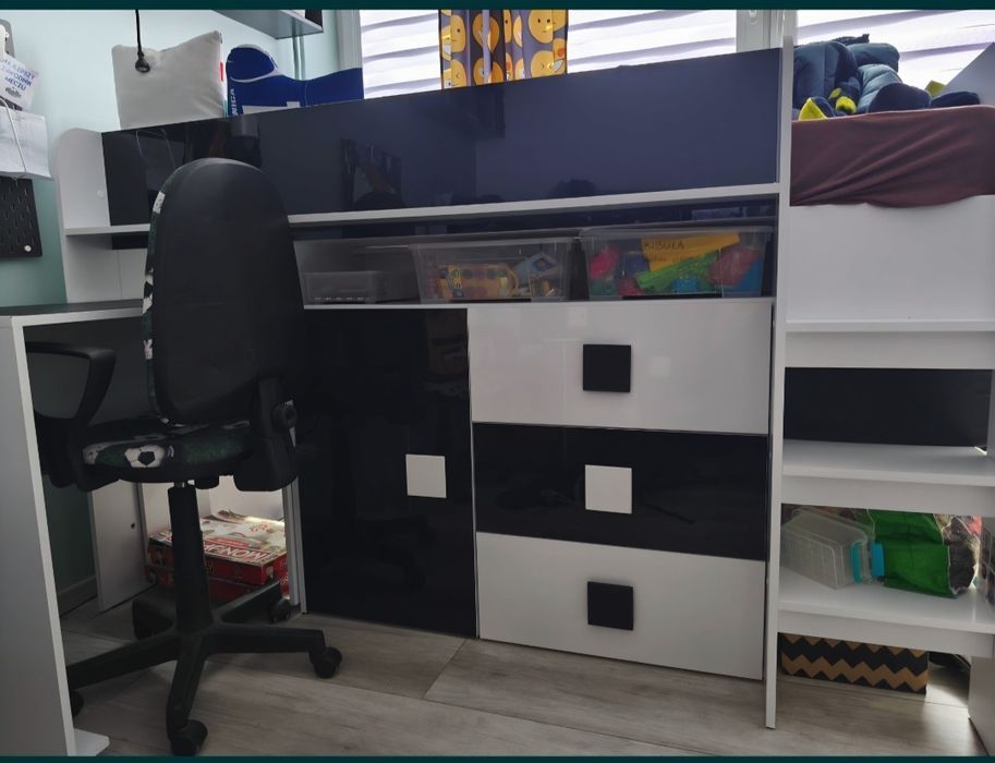 Łóżko piętrowe z szafa i biurkiem .