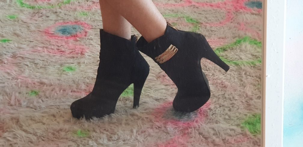 Botas pretas de veludo