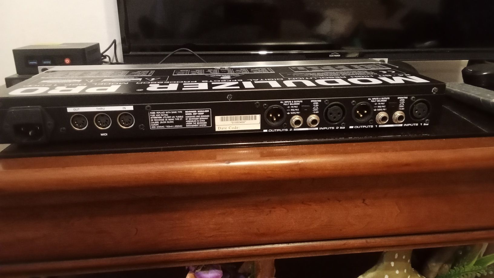 Processador de efeitos Behringer Modulizer PRO