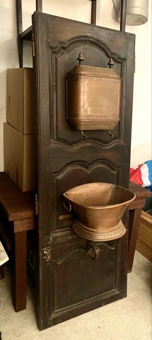 Porta francesa com fontanário em cobre