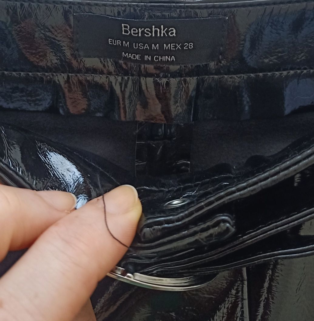 Mini saia de napa preta Bershka Nova