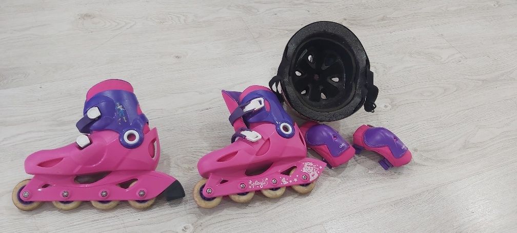 Patins com capacete e joalheiras de criança