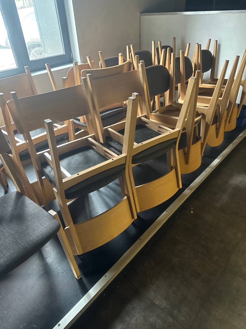 стільці крісла кухонні для кафе ресторану літнього майданчику