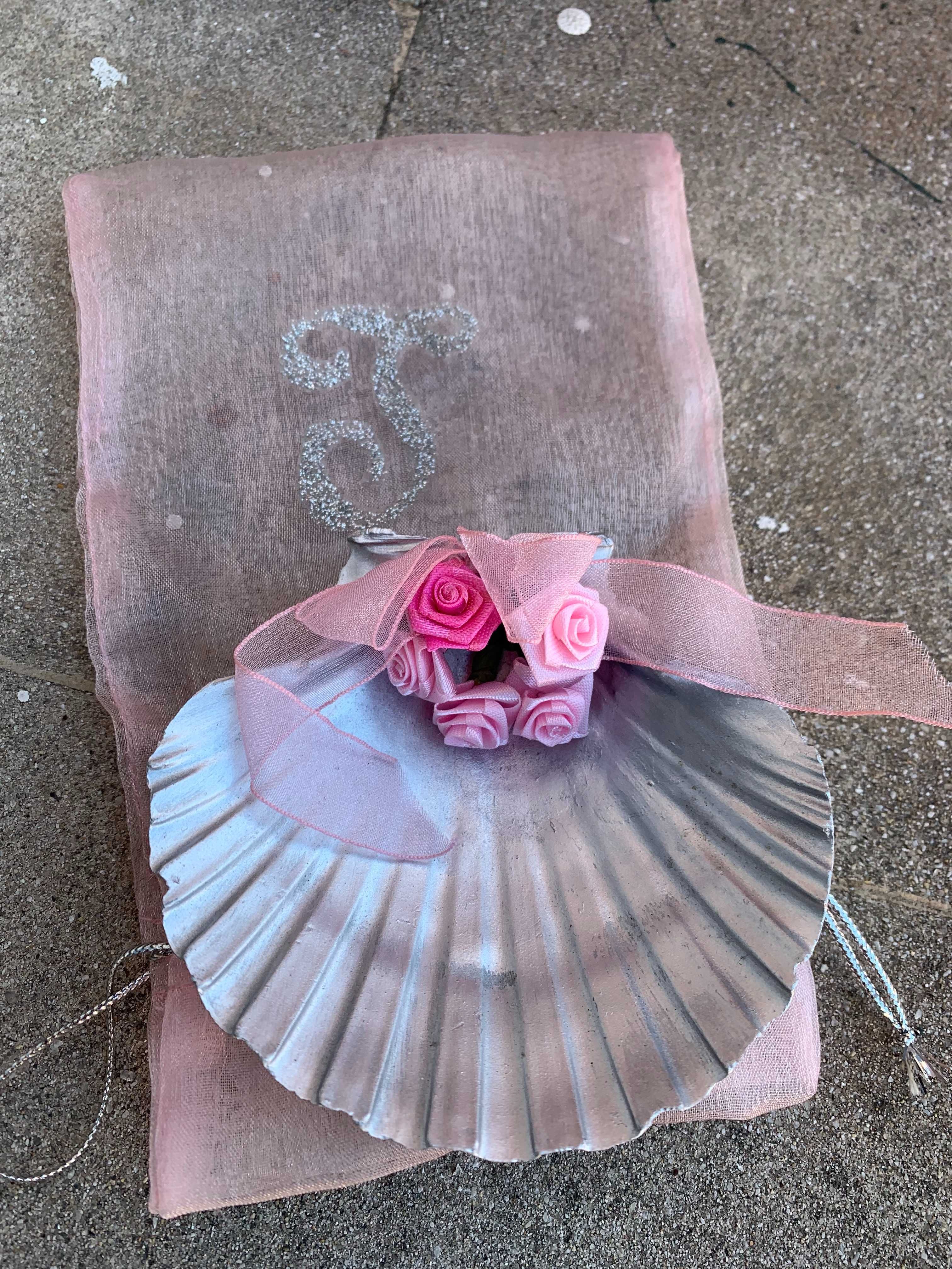 Concha de batismo prateada 5 rosas com saqueta transparente letra J