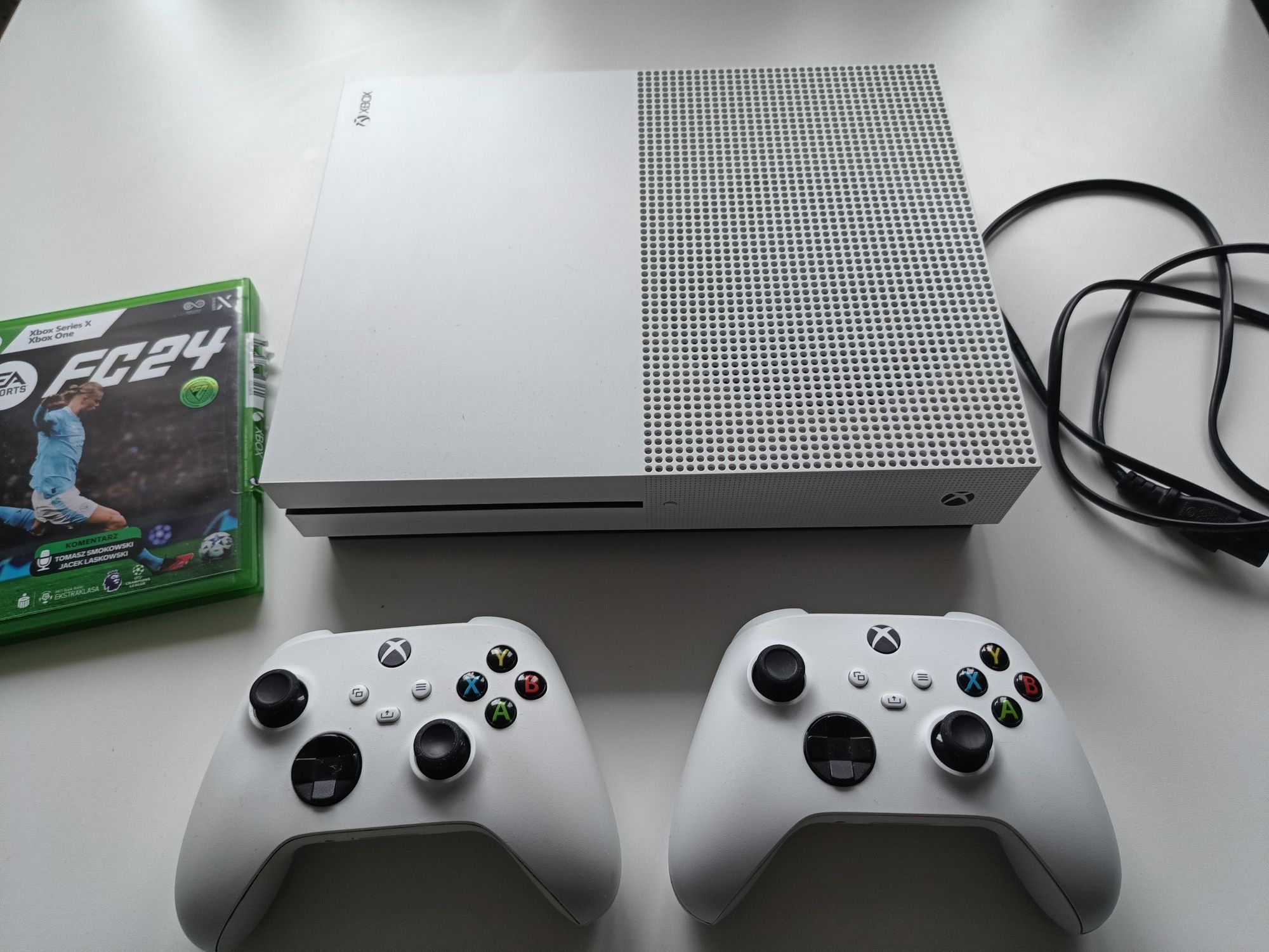 Xbox One , dwa pady, gra FC 24