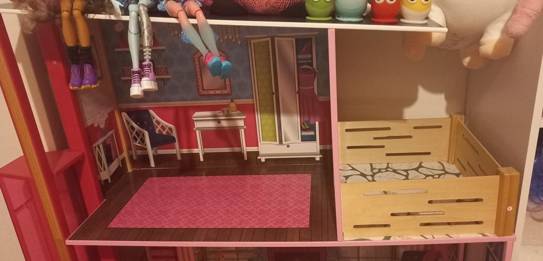 Casa das Barbies em madeira Entrego em Mem-Martins  a porta de casa..
