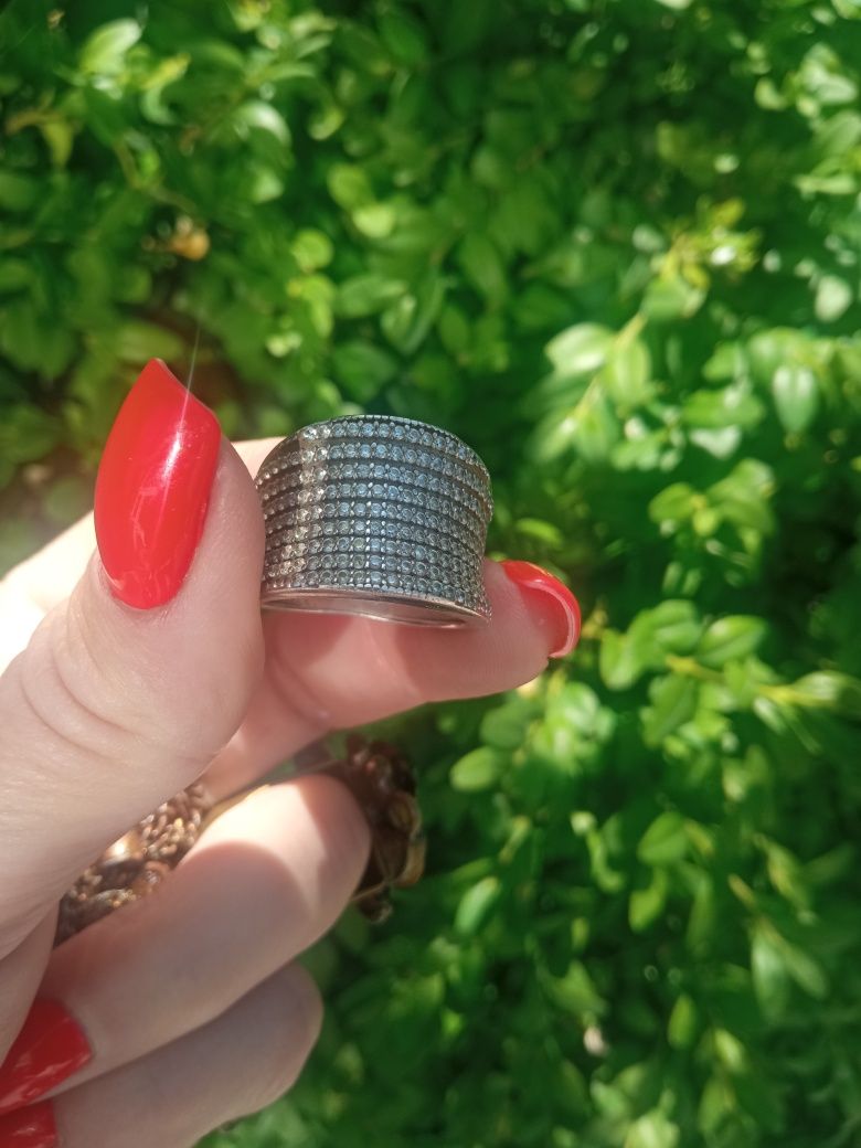 Продам серебряное кольцо с цирконием