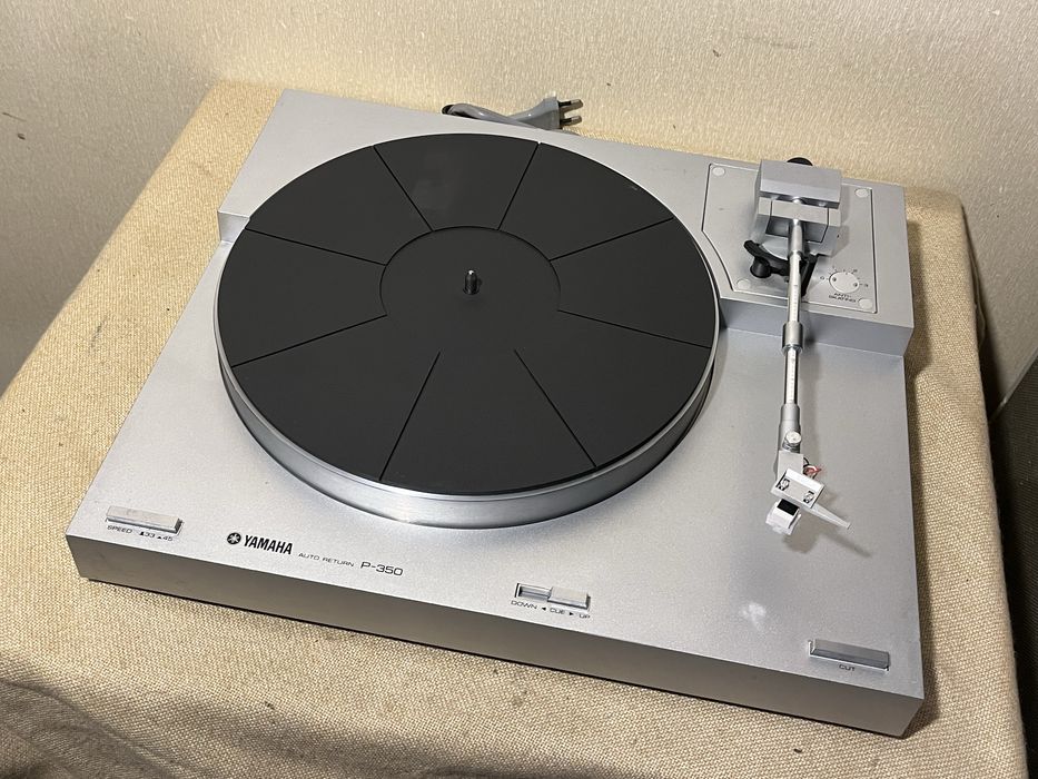 Качественный HI-FI проигрыватель винила YAMAHA P-350 (BELT DRIVE)