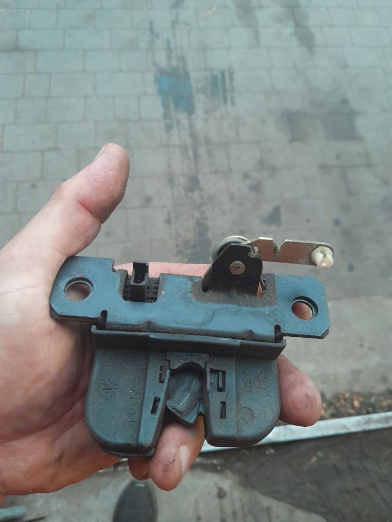 Zamek klapy tylnej kombi passat b5 fl