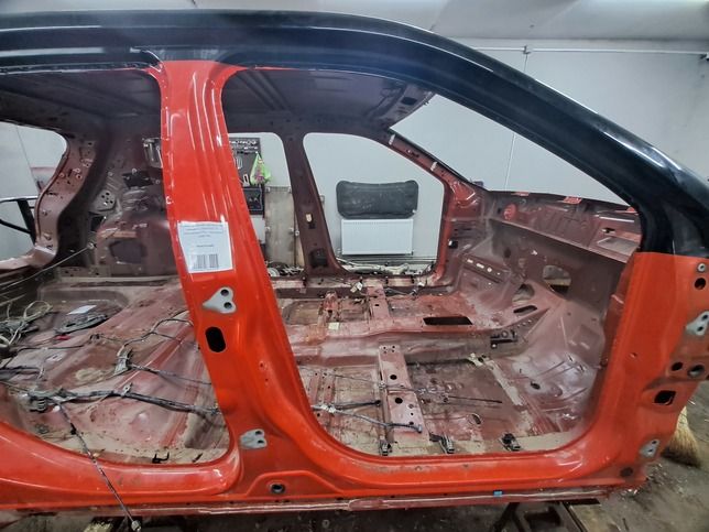 Стойка кузовная центральная правая JEEP COMPASS 17- 68243932AB
