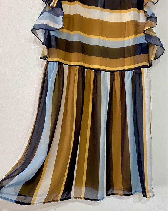 Vestido colorido com riscas e folhos (Sfera, tamanho M)