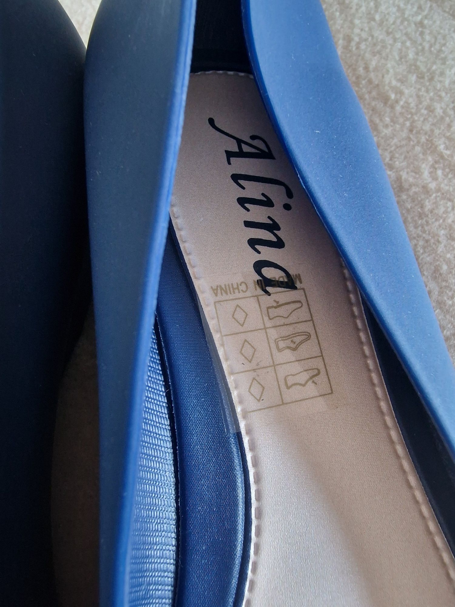 Sapatos Azuis Ponta Fina PVC Antiderrapantes Salto Alto