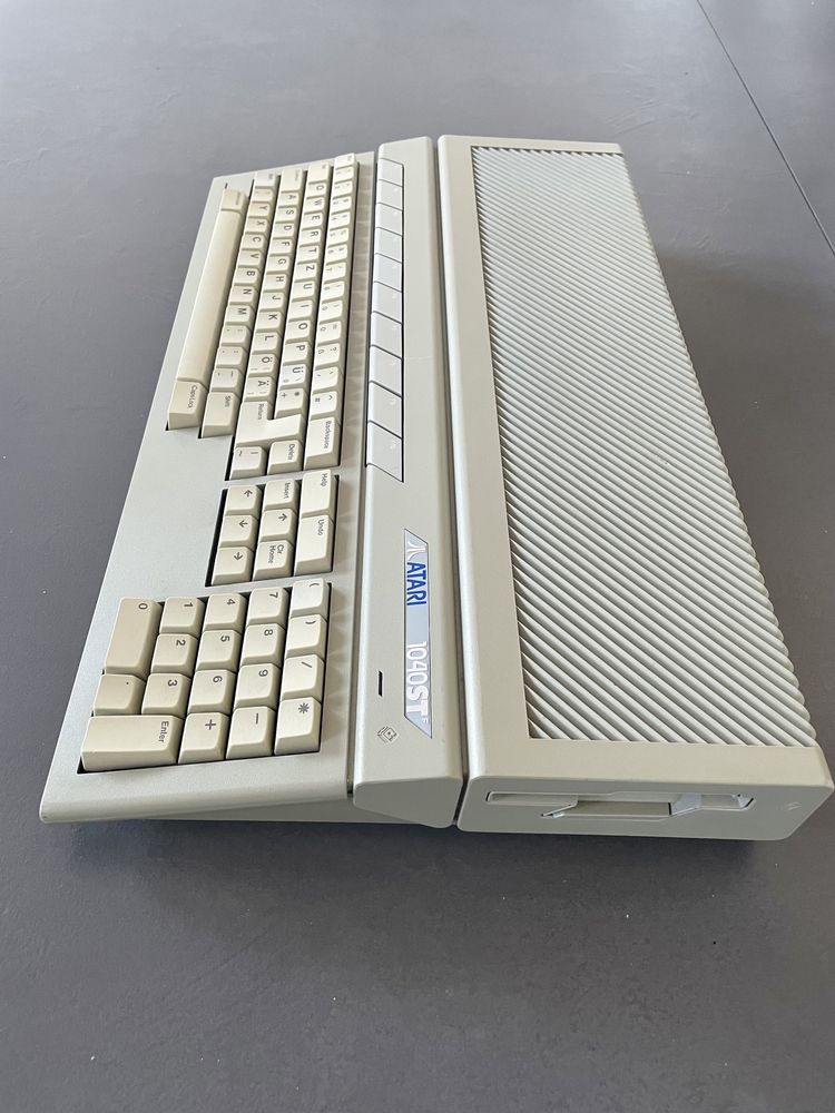Komputer Atari 1040 ST wersja europejska