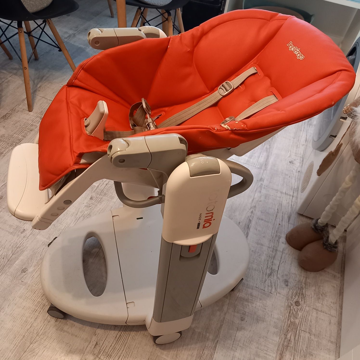 Krzesełko do karmienia Peg Perego Tatamia 3w1 leżaczek huśtawka