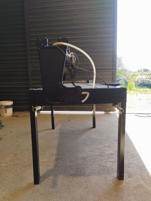 Máquina de cortar pedra ou cerâmica a água.