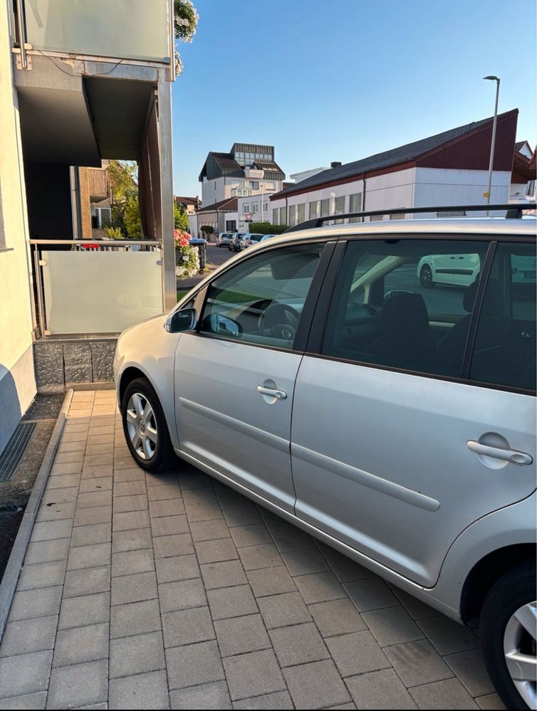 Автомобіль volkswagen touran