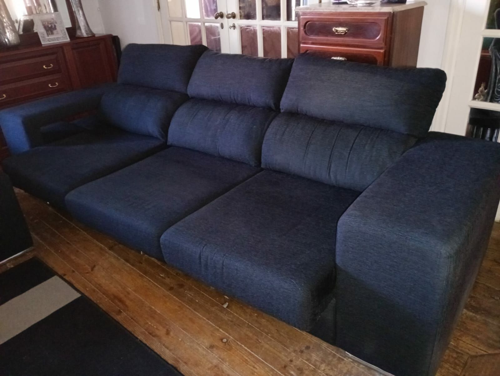 Sofá preto 3 lugares com chaise long e 2 puffs