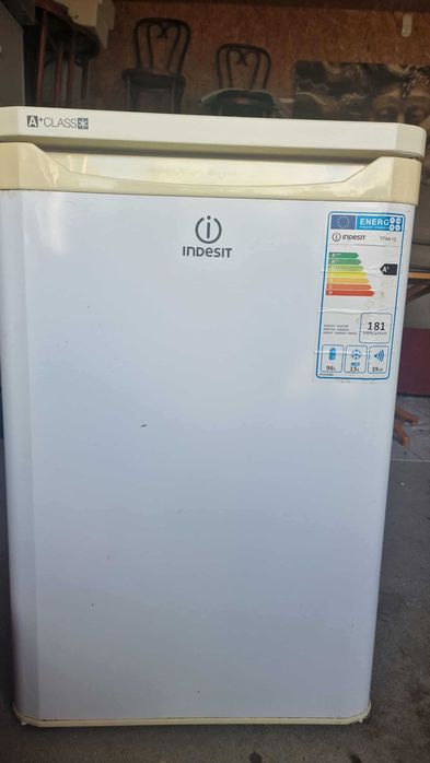 Mała lodówka Indesit