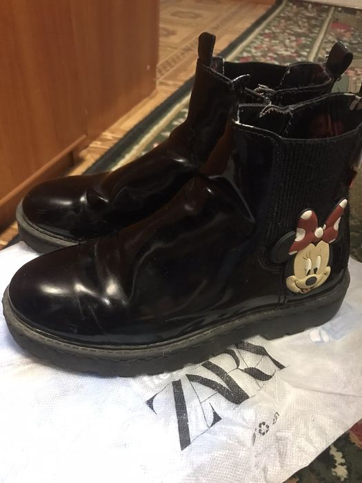 Взуття від зара.