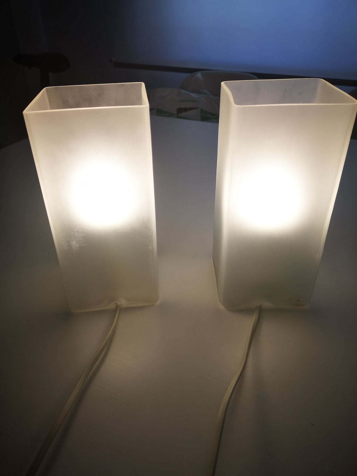 2 candeeiros de mesa, vidro fosco
