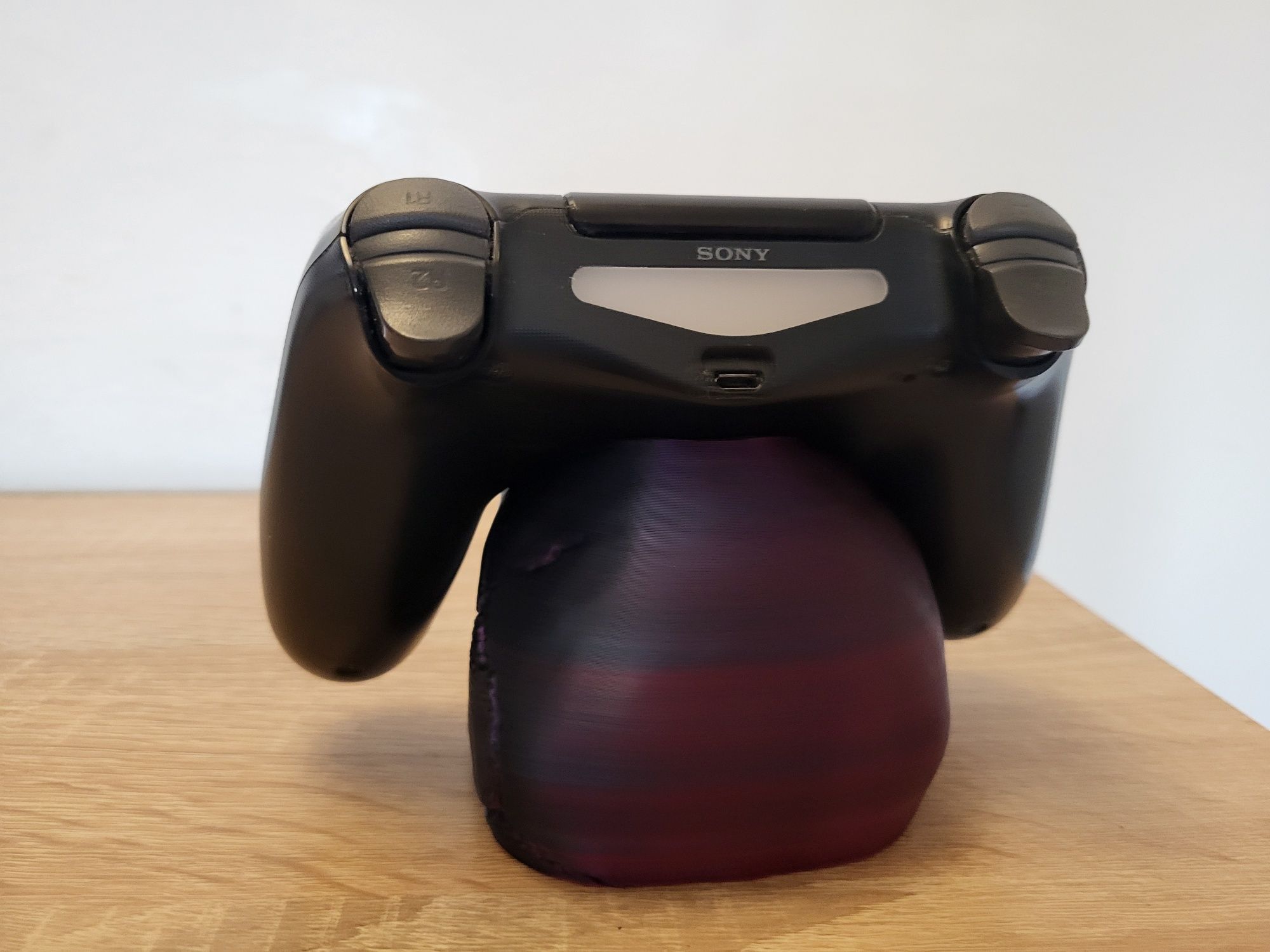 Stylowy Stojak podstawka na pad ps4  dualshock v2 ( jak Cuble guys) Ek