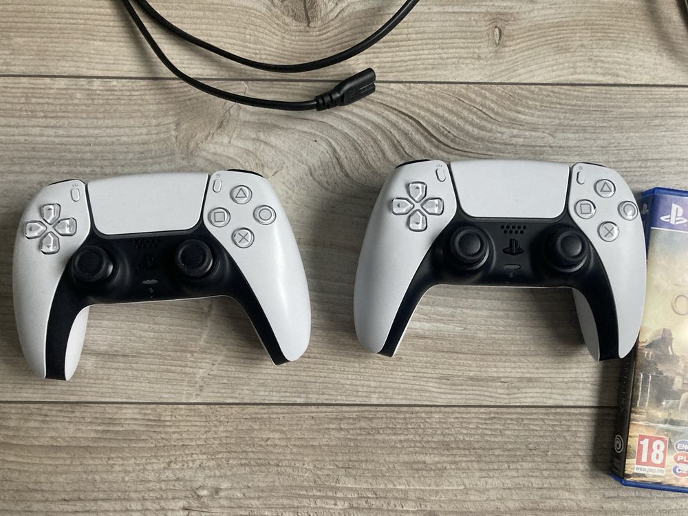 Ps5 wersja z napędem (2pady) oraz assasin origins