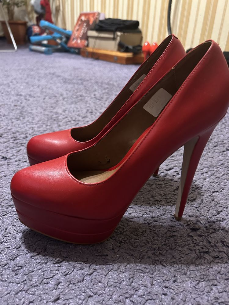 Продам стильные туфли красного цвета из нату