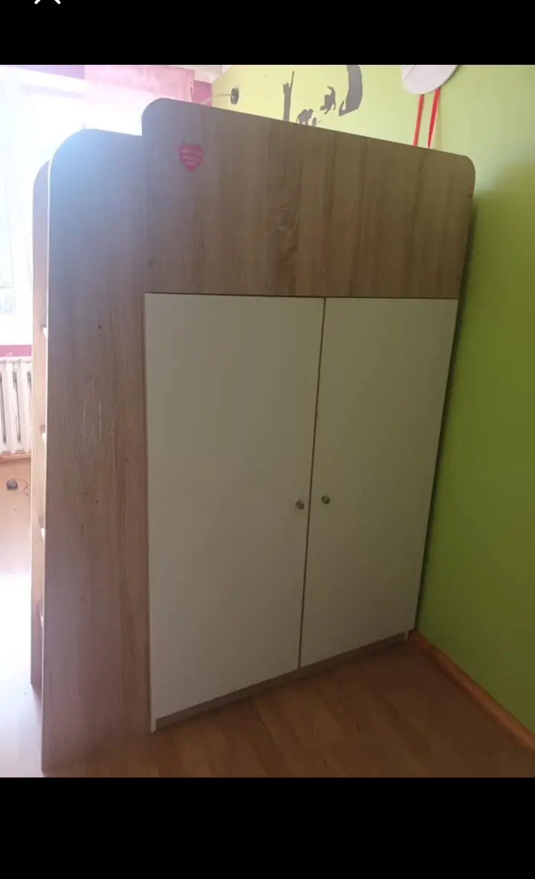 Łóżko piętrowe z szafą i biurkiem