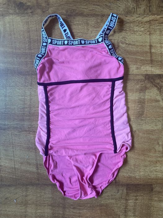 Różowy strój kąpielowy