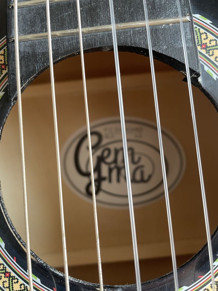 Guitarra pouco usada, Gemma