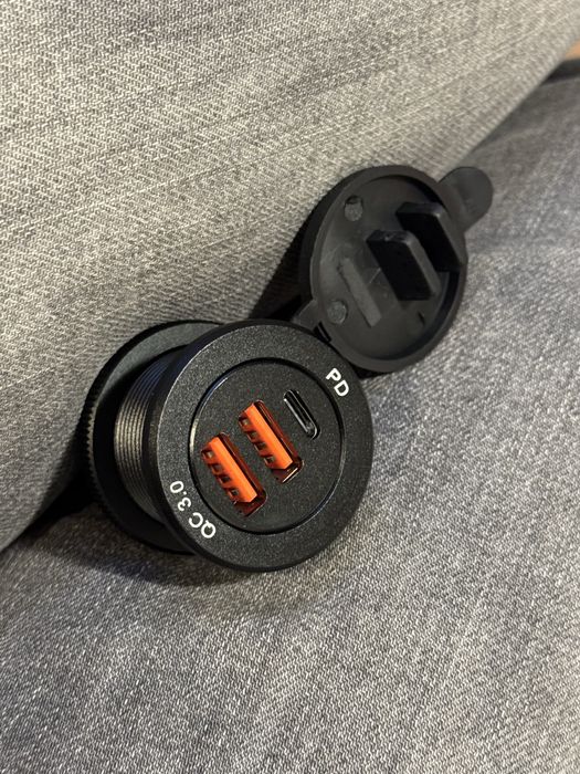 Carregador USB-A e USB-C para substituir isqueiro