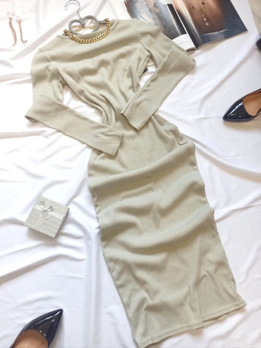 Платье в рубчик с вырезом на спине. Платье-карандаш. Облегающее платье