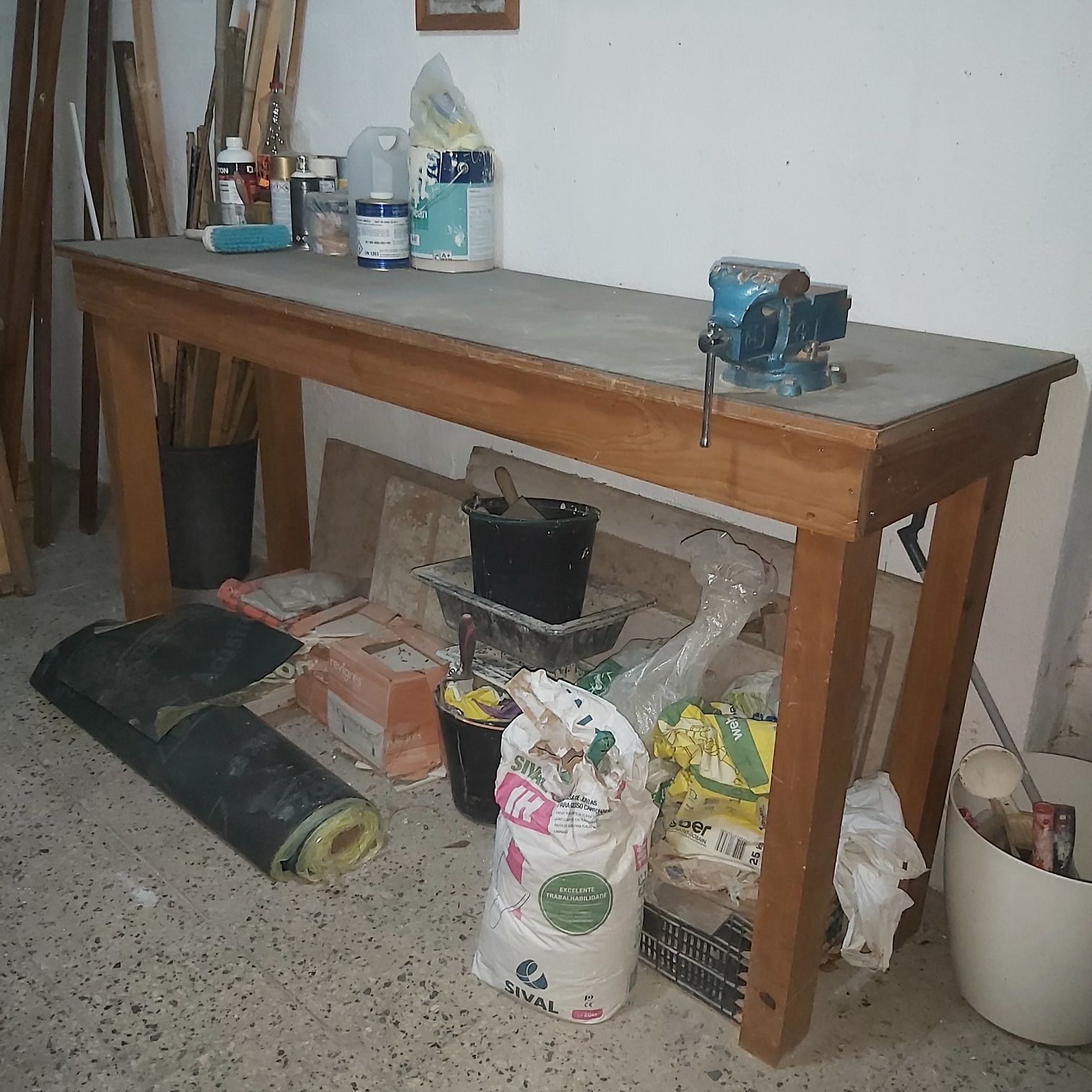 Bancada de trabalho com chapa ferro e torno