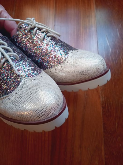 Sapatos estilo Oxford com brilhantes coloridos