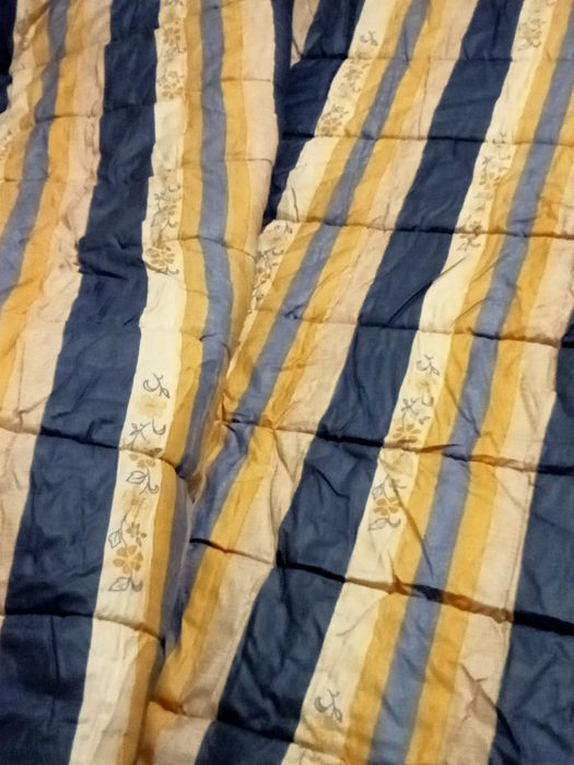 Uma colcha, e um edredom.