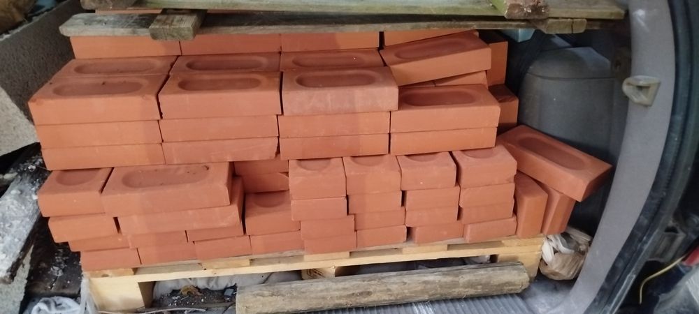Tijolos maciços novos 150 deles, entrego nas proximidades da Caparica