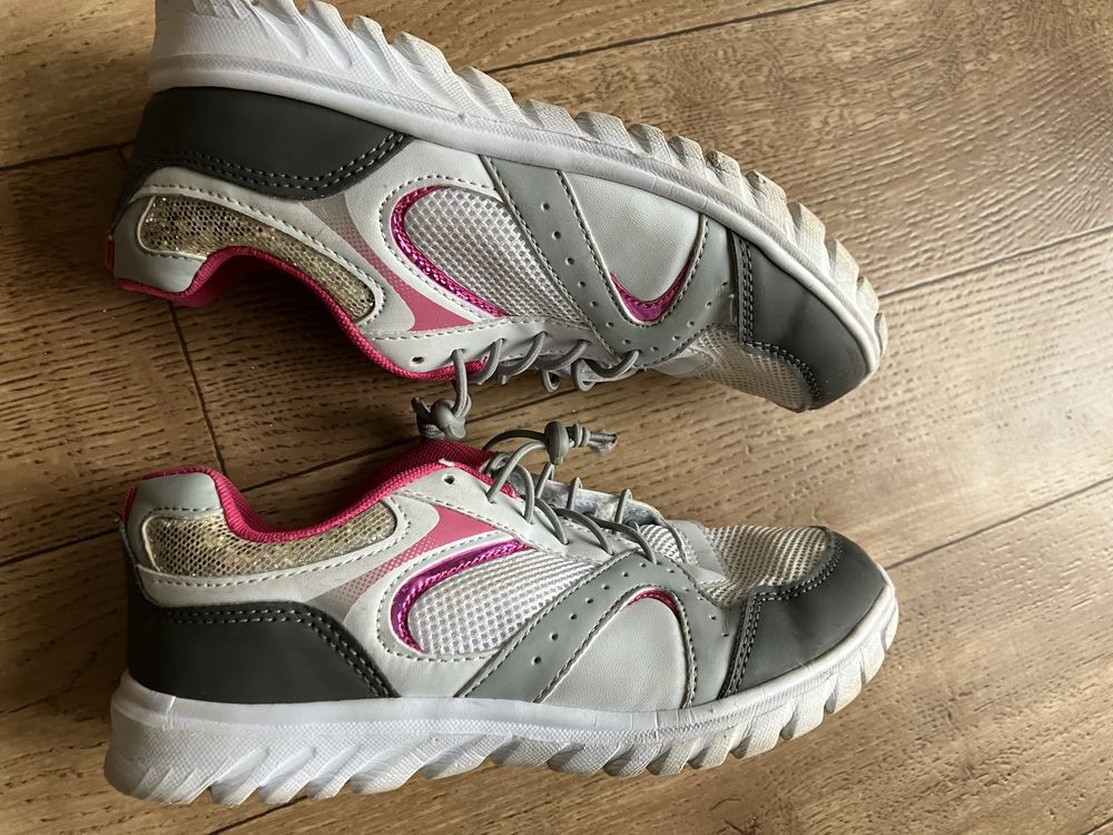 34_buty sportowe_lekkie_biała podeszwa_szkoła